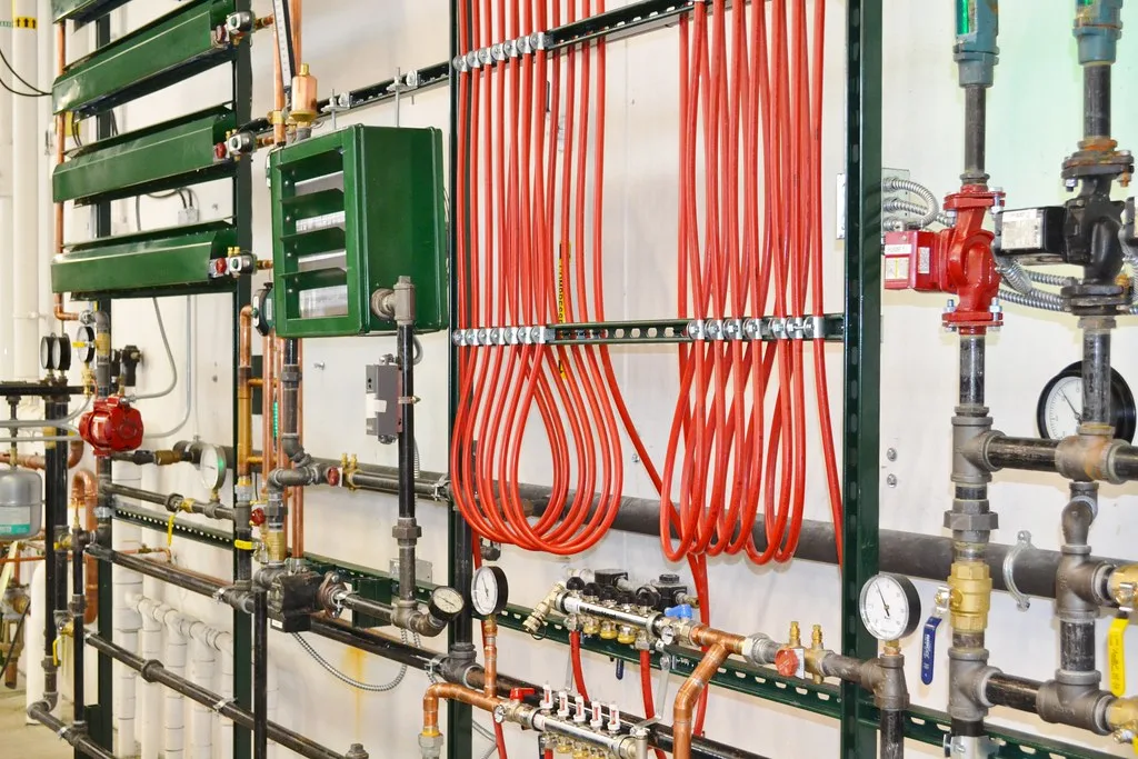 Local technique avec réseau de chauffage installé