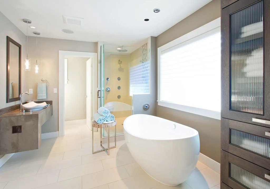 Salle de bain moderne installée par Durand Plomberie